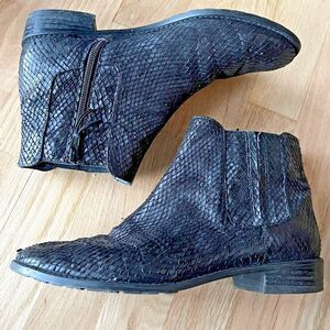 Stuart Weitzman‎ black snake skin flat chelsea boot zip side 7.5M made in spain